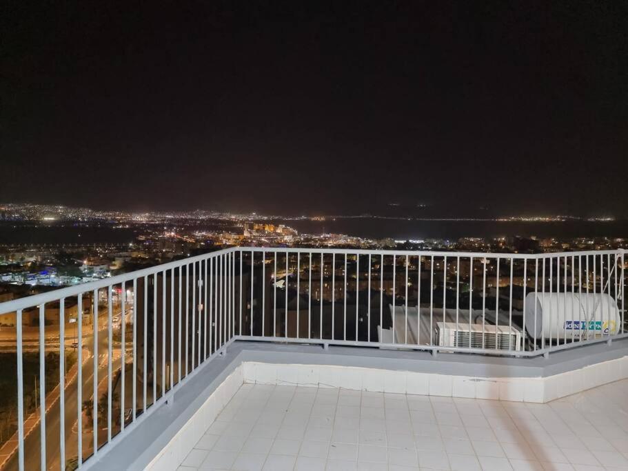 Appartement דירת זוּגַג מפנקת עם מרפסת משגעת ונוף למפרץ. à Eilat Extérieur photo