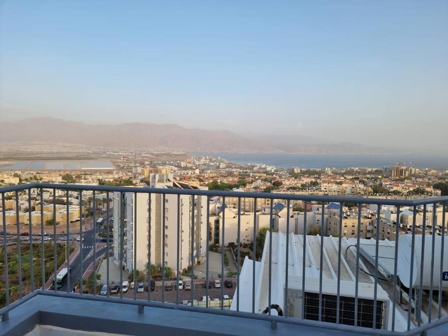 Appartement דירת זוּגַג מפנקת עם מרפסת משגעת ונוף למפרץ. à Eilat Extérieur photo